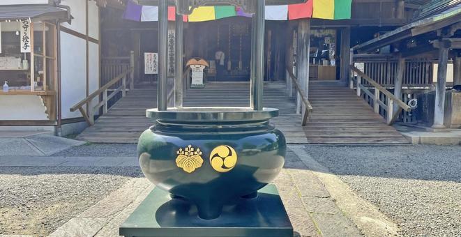 坂東33観音 14番 弘明寺 香炉と本堂 坂東33観音 14番 弘明寺 香炉と本堂の写真