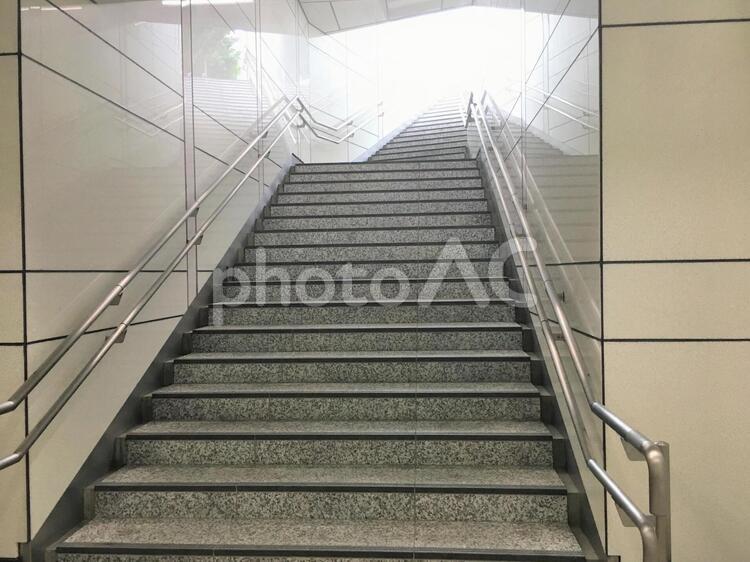 地下の階段 階段,都会,手すりの写真素材