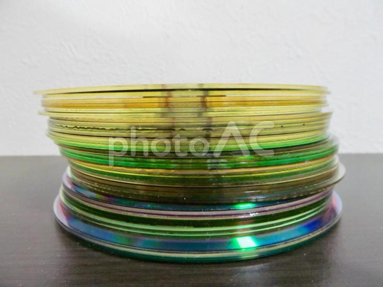 光学メディアを無造作に積み上げた様子 cd,dvd,cdーrの写真素材