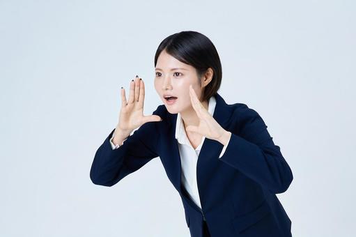 大声を出すポーズをするビジネスウーマン 大声を出すポーズをするビジネスウーマン エール,応援,熱心の写真素材