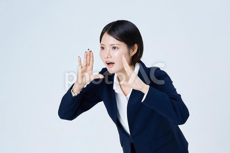大声を出すポーズをするビジネスウーマン エール,応援,熱心の写真素材