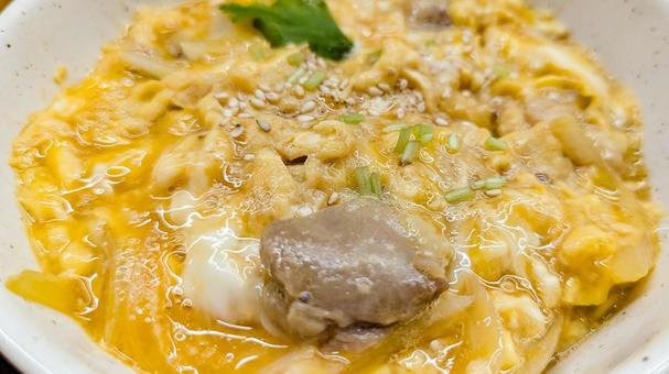 ふわふわ卵が食欲をそそる親子丼 ふわふわ卵が食欲をそそる親子丼 親子丼,丼,和食の写真素材