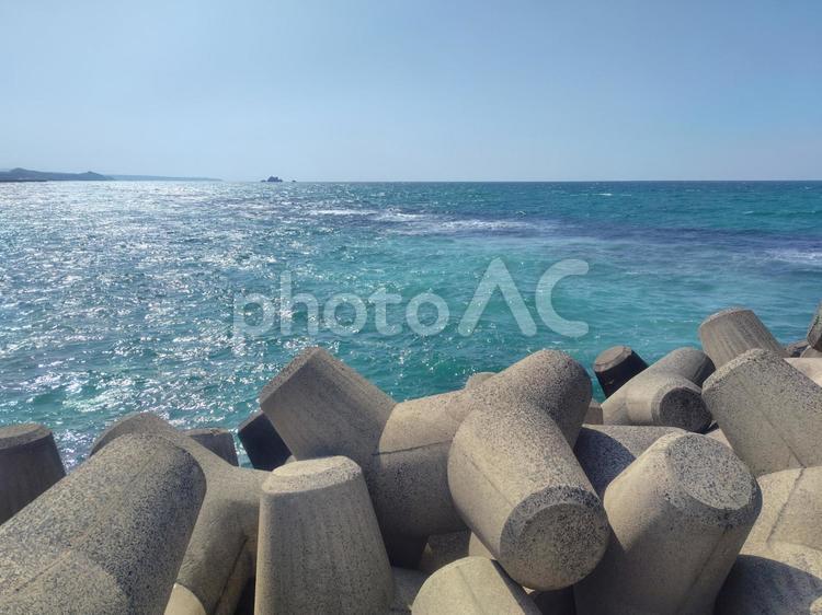 テトラポッドと初夏の晴れた日の日本海 海,テトラポッド,消波ブロックの写真素材