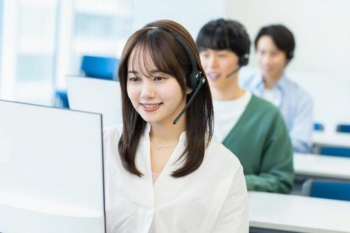 インカムで話すオペレーター オペレーター,コールセンター,笑顔の写真素材