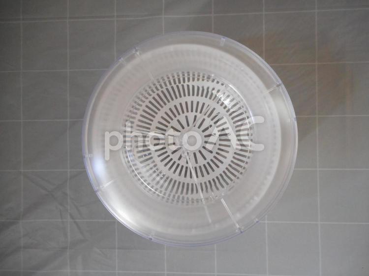 透明のボウルと白いバスケットと透明の蓋 ボウル,バスケット,キッチン用品の写真素材