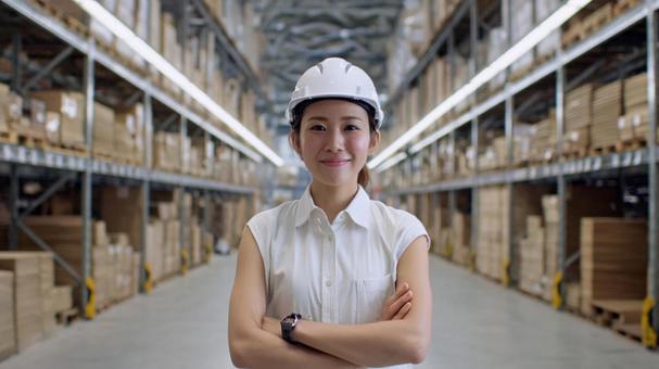 倉庫内で自信に満ちた女性 倉庫内で自信に満ちた女性の写真