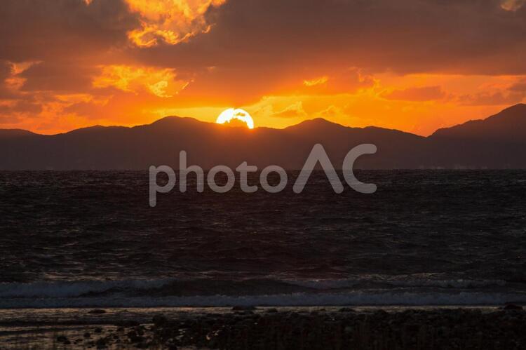 夕日と日本海 ドラマチック,夕日,夕暮れの写真素材