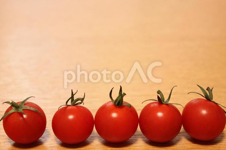 トマト　横並び 愛,野菜,食材の写真素材