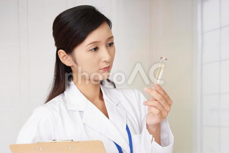 検査中の真剣な表情の女医 女性,女,医師の写真素材