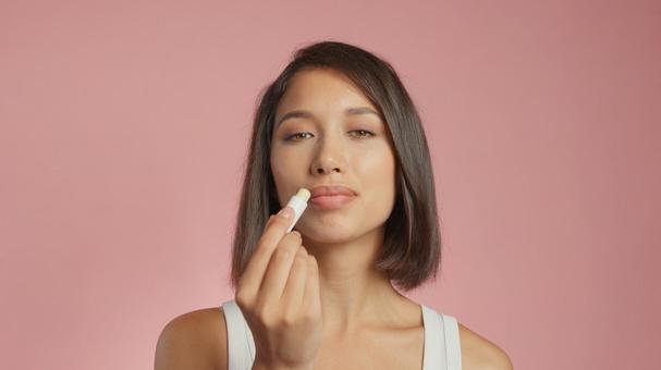 リップクリームを塗っている女性 リップクリームを塗っている女性 女性,外国人,アジア人の写真素材