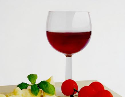 ワインとグラス おつまみ チーズ 食前酒 ワインとグラス おつまみ チーズ 食前酒の写真