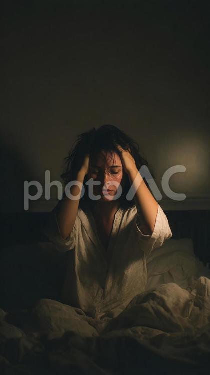 暗闇の中で不安を抱える女性のポートレート 女性,ベッド,部屋の写真素材