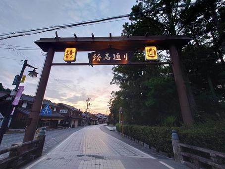 多賀大社表参道「絵馬通り」夕景の写真