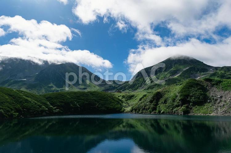 大自然に広がる青空と山と湖と雲 山岳,池,青の写真素材