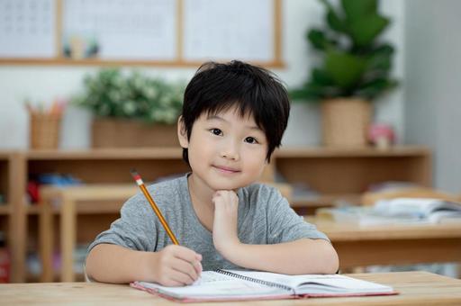 授業を受ける子供 塾 学校 男の子 授業を受ける子供 塾 学校 男の子の写真