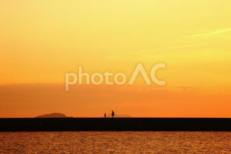 伊予の夕日 オレンジ,伊予市,伊予灘の写真素材