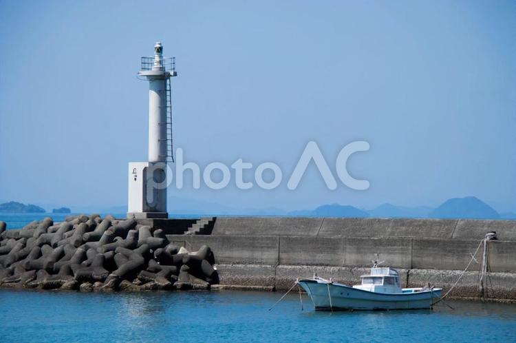 漁港の灯台と釣り船 ランドマーク,漁港,漁船の写真素材