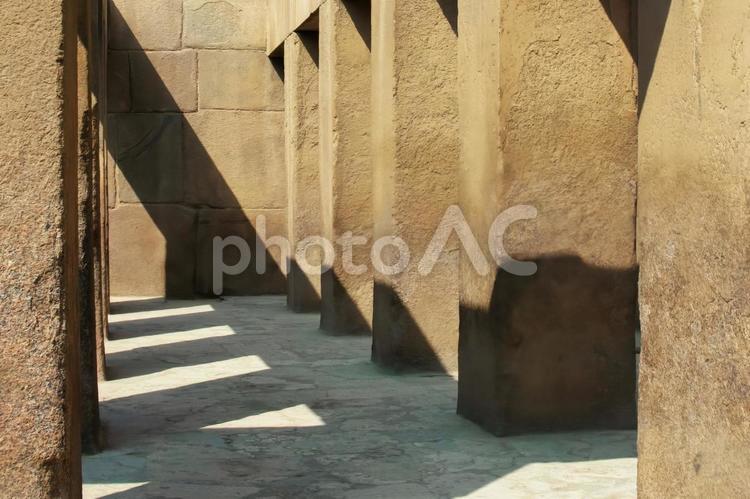 古代の石柱に刻まれる美しい光と影 エジプト,ギザ,河岸神殿の写真素材