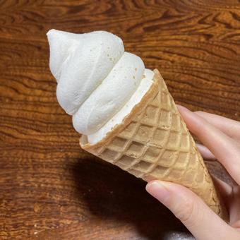 ソフトクリーム〜ワッフルコーンアイス ソフトクリーム〜ワッフルコーンアイスの写真