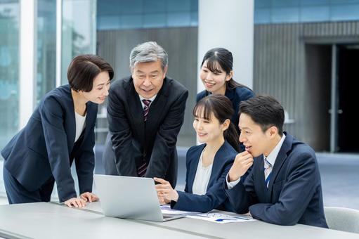 打ち合わせするビジネスパーソン 打ち合わせするビジネスパーソン ミーティング,笑顔,チームワークの写真素材