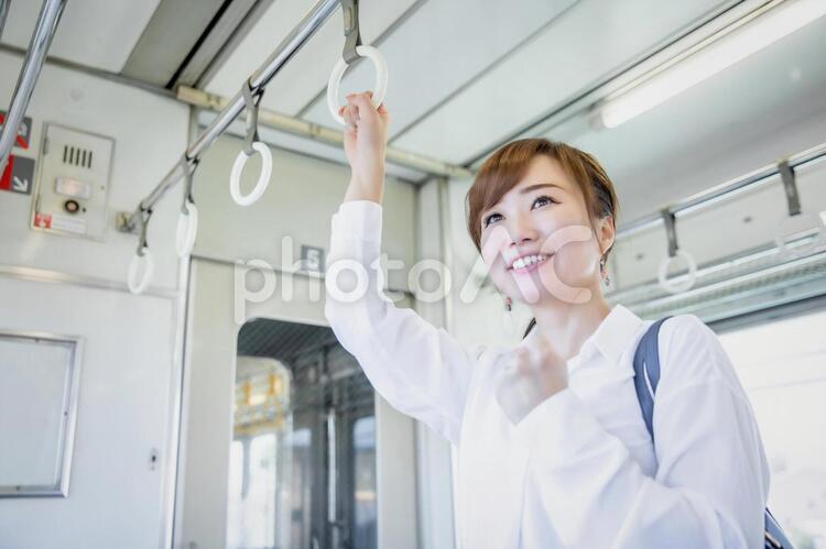 電車に乗っているビジネスウーマン 電車,通勤,出勤の写真素材