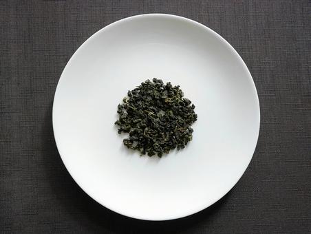 中国茶の清香鉄観音茶の茶葉と白い皿 鉄観音茶,清香型,中国茶の写真素材