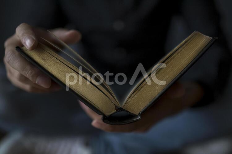 本を読む男性 本,男性,趣味の写真素材
