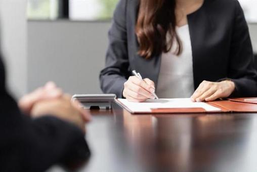 接受稅務諮詢併計算的女性稅務會計師 接受稅務諮詢併計算的女性稅務會計師