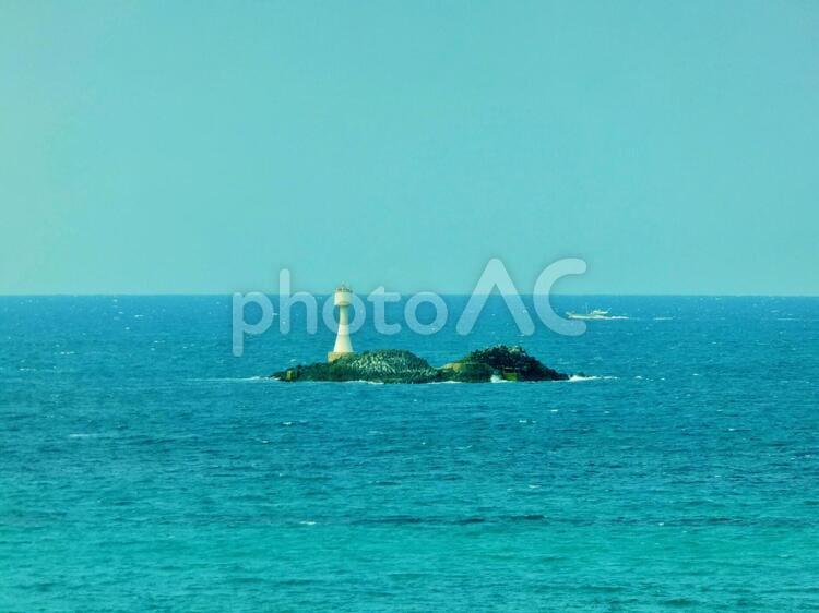 山口県・海士ヶ瀬公園駐車場から見た長門伊瀬灯台 角島,角島大橋,長門伊瀬灯台の写真素材