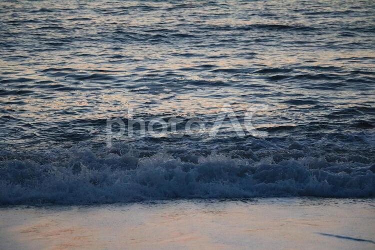 夕暮れ時の波打ち際 海,波,砂浜の写真素材