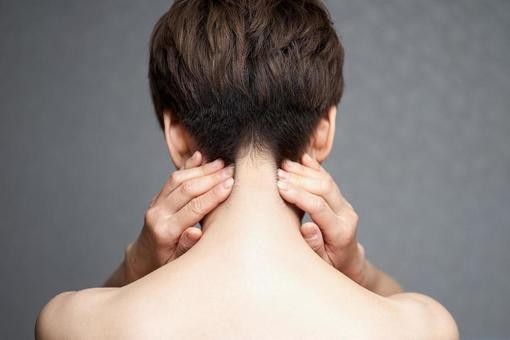 Middle-aged Japanese woman suffering from neck pain, de trás do pescoço, doloroso, aparência de trás, JPG