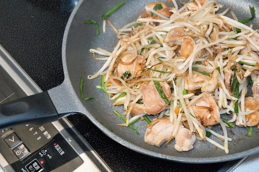 今晩のおかずは簡単野菜炒め 野菜炒め,中華料理,家庭料理の写真素材