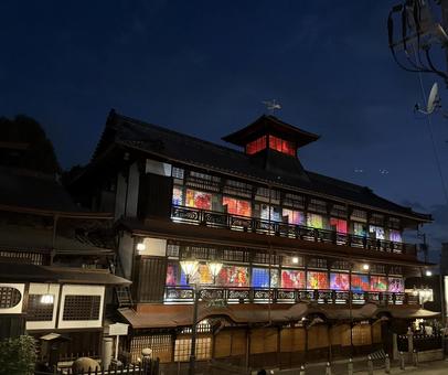 夜の道後 夜景,ライトアップ,建物の写真素材