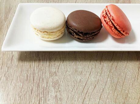 お皿にのった3個のマカロン マカロン,スイーツ,お菓子の写真素材