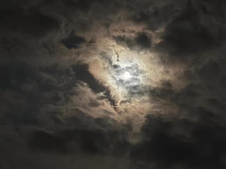 雲の合間から見える月明かり 雲の合間から見える月明かりの写真