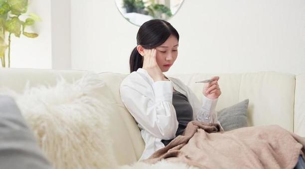 体温計で熱を測るアジア人女性 体温計で熱を測るアジア人女性 体温,測る,女性の写真素材