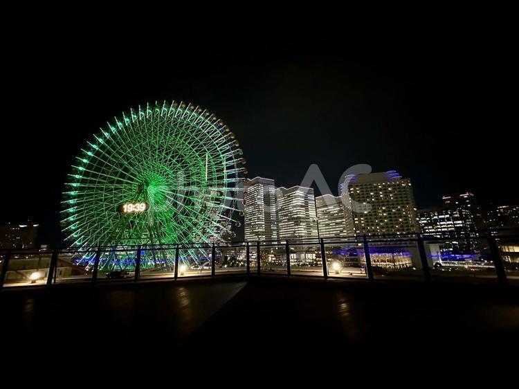 みなとみらいの夜景 横浜,コスモワールド,観覧車の写真素材