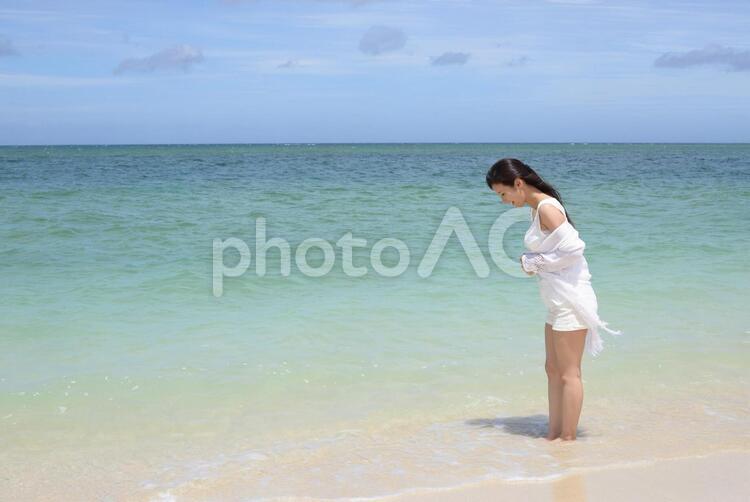 南国沖縄の美しいビーチで寛ぐ女性 女性,女,沖縄の写真素材