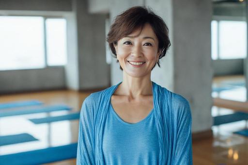 ヨガスタジオのシニア女性-9の写真