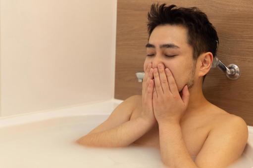 お風呂に入る男性 お風呂に入る男性 ビジネスマン,男性,お風呂の写真素材
