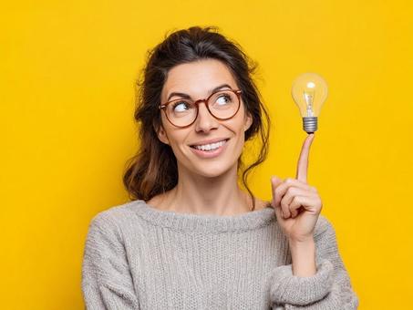 いいアイデアを思い付いた女性 いいアイデアを思い付いた女性の写真