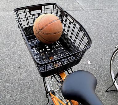 ちょっと公園でバスケ ちょっと公園でバスケ バスケットボール,ボール,自転車の写真素材