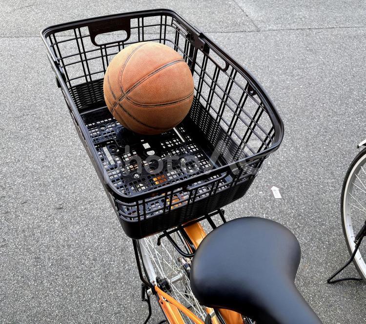 ちょっと公園でバスケ バスケットボール,ボール,自転車の写真素材