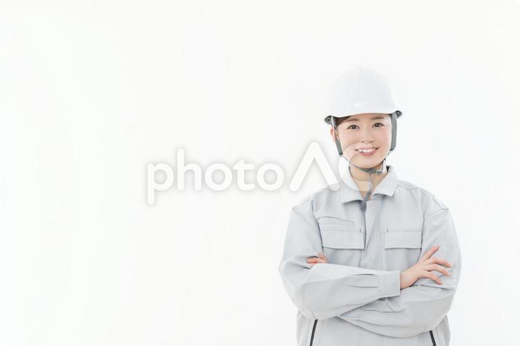 腕組みをする作業着の女性 腕組み,作業服,作業着の写真素材