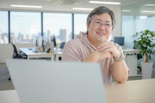 笑顔で話しを聞く男性 笑顔で話しを聞く男性 男性,中年男性,眼鏡の写真素材