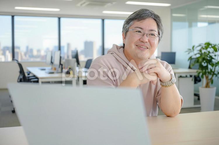 笑顔で話しを聞く男性 男性,中年男性,眼鏡の写真素材