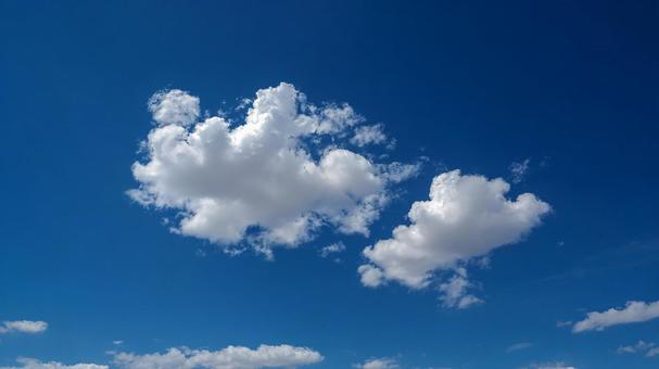 夏の晴れた日に広がる雄大な青空 夏の晴れた日に広がる雄大な青空の写真