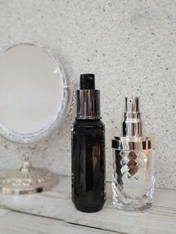 コスメ 高級感のある美容液ボトル2本 コスメ,化粧品,ボトルの写真素材