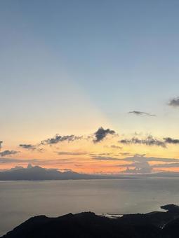 夕暮れの空と海と山のシルエット 夕暮れの空と海と山のシルエット 夕日,夕焼け,マジックアワーの写真素材