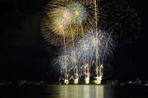 鮮やかな湖上打ち上げ花火/松江水郷祭 鮮やかな湖上打ち上げ花火/松江水郷祭の写真